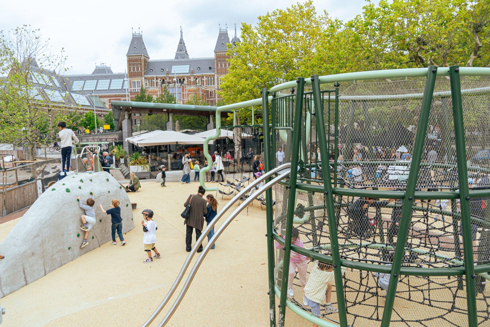Structures de jeu Boerplay sur le Museumplein d'Amsterdam, au pied du Rijksmuseum