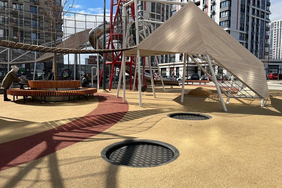 Trampoline enterré Lapta sous ombrière dans une aire de jeux