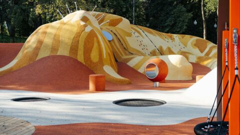 Trampoline enterré Lapta intégré dans une aire de jeux colorée en sol souple