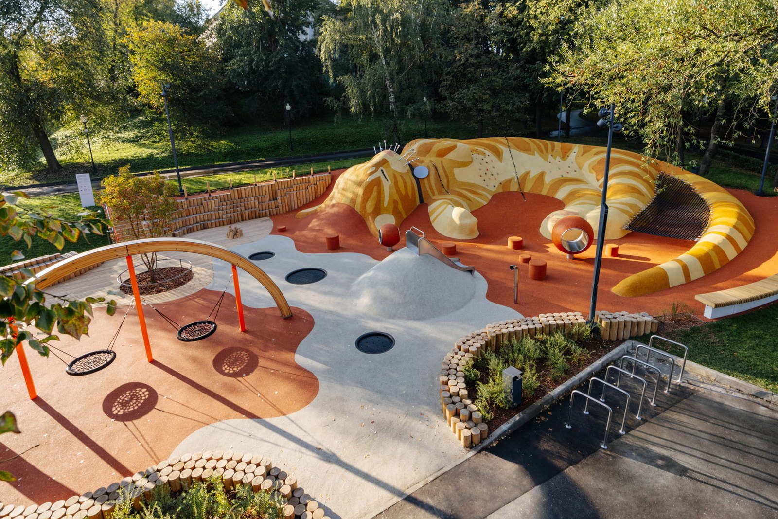 Aire de jeux avec trampolines enterrés Lapta intégrés au sol souple, installée par Playgones