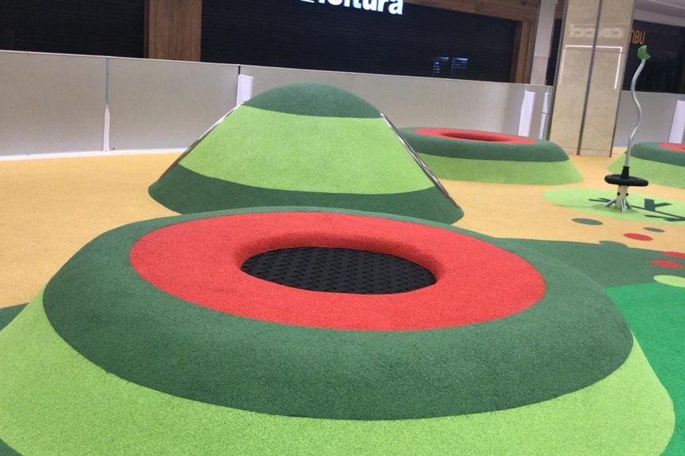 Buttes de jeu colorées avec trampoline enterré Lapta