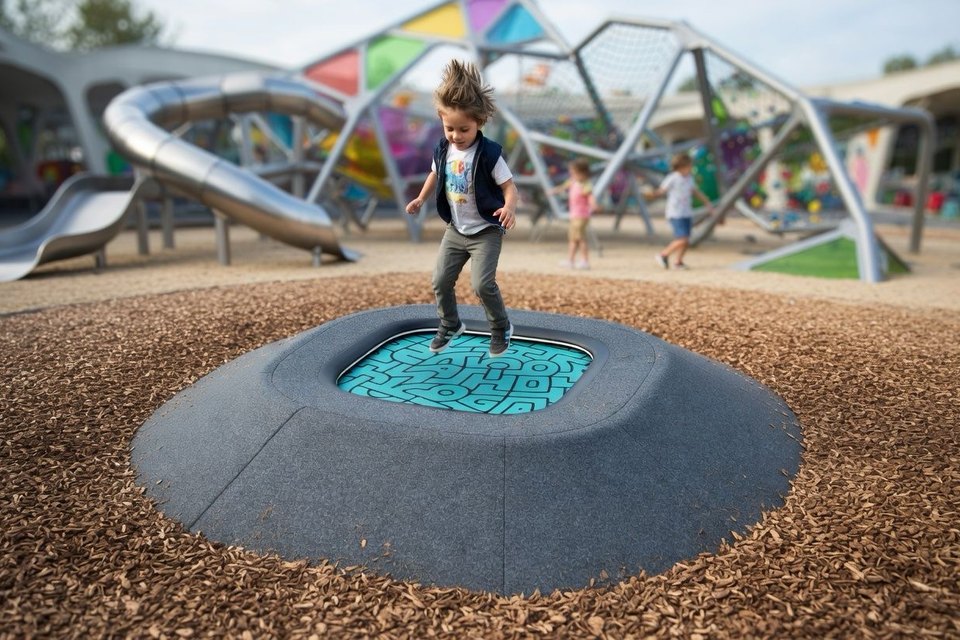 Enfant sautant sur un trampoline enterré Lapta en camping