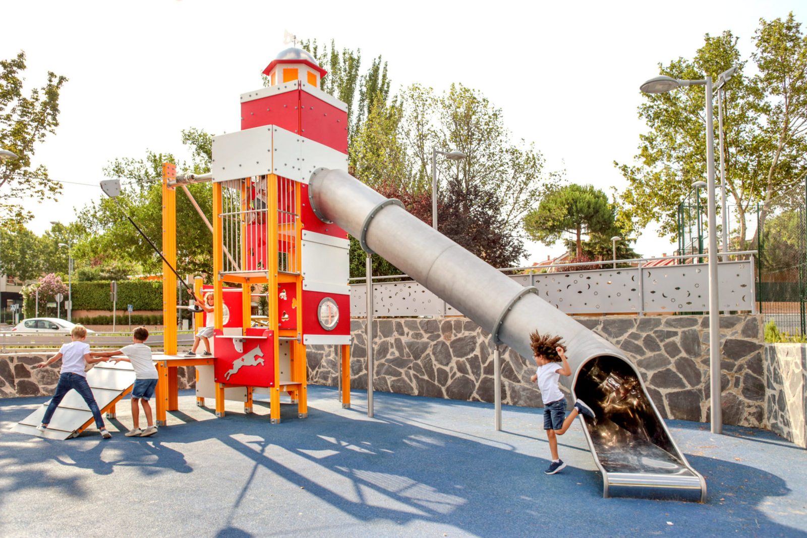 Aire de jeux thématique Galopin caserne de pompiers avec grand toboggan tube