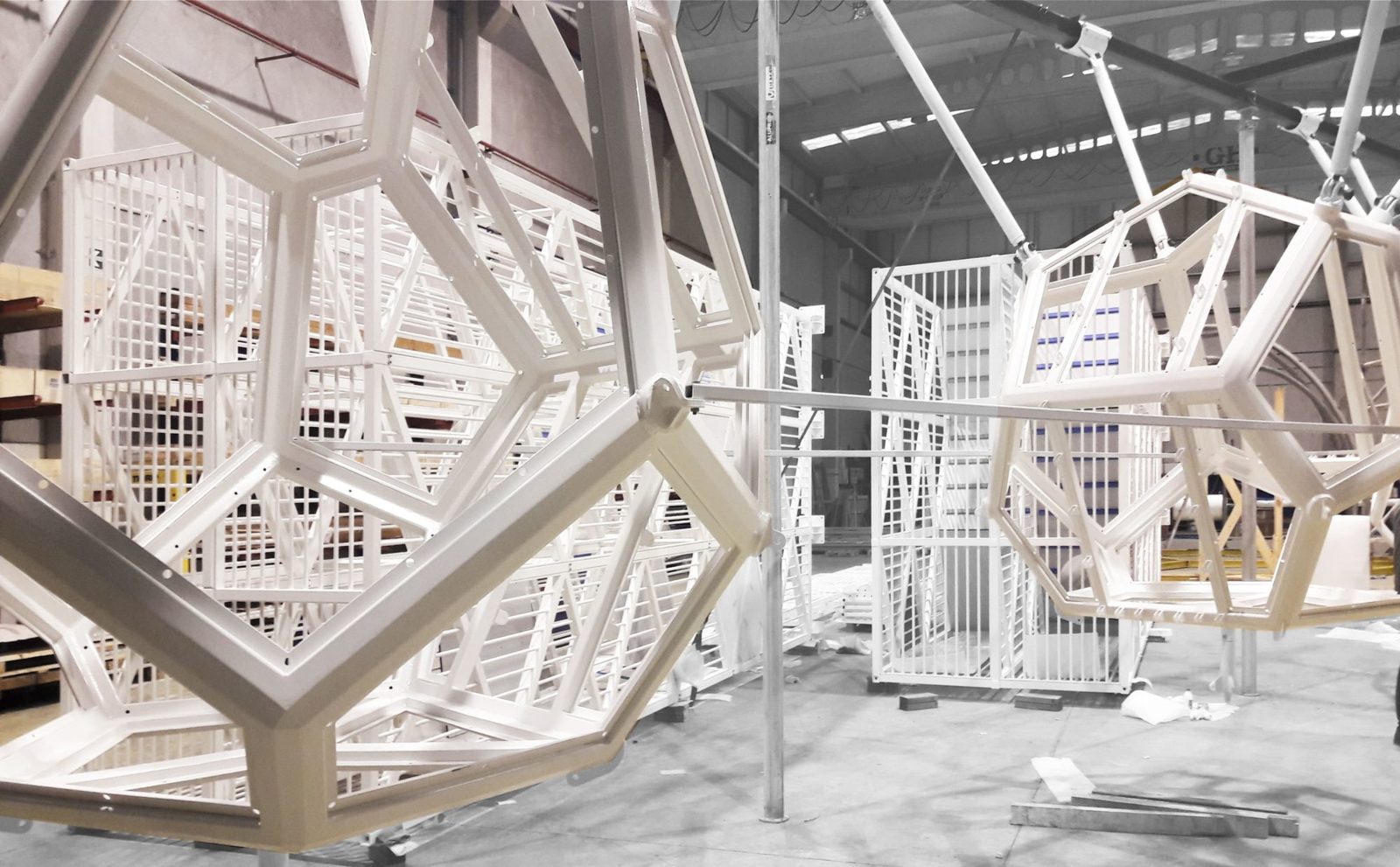 Atelier de fabrication Galopin : structures métalliques d'un projet Xogo en cours d'assemblage