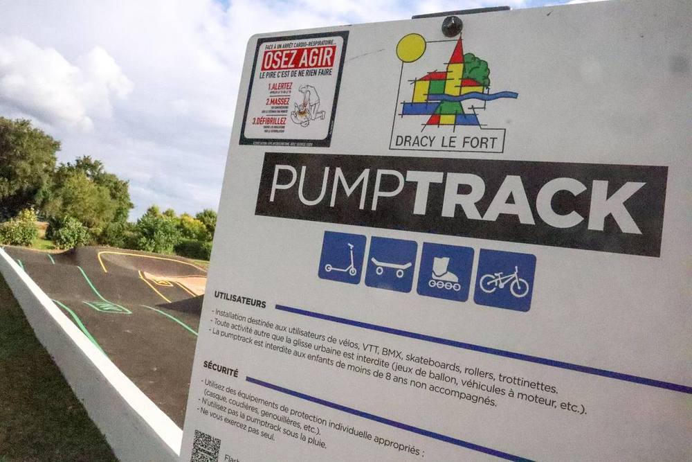 Panneau d'information à l'entrée d'un pumptrack en enrobé : pratiques autorisées, consignes de sécurité et règles d'usage