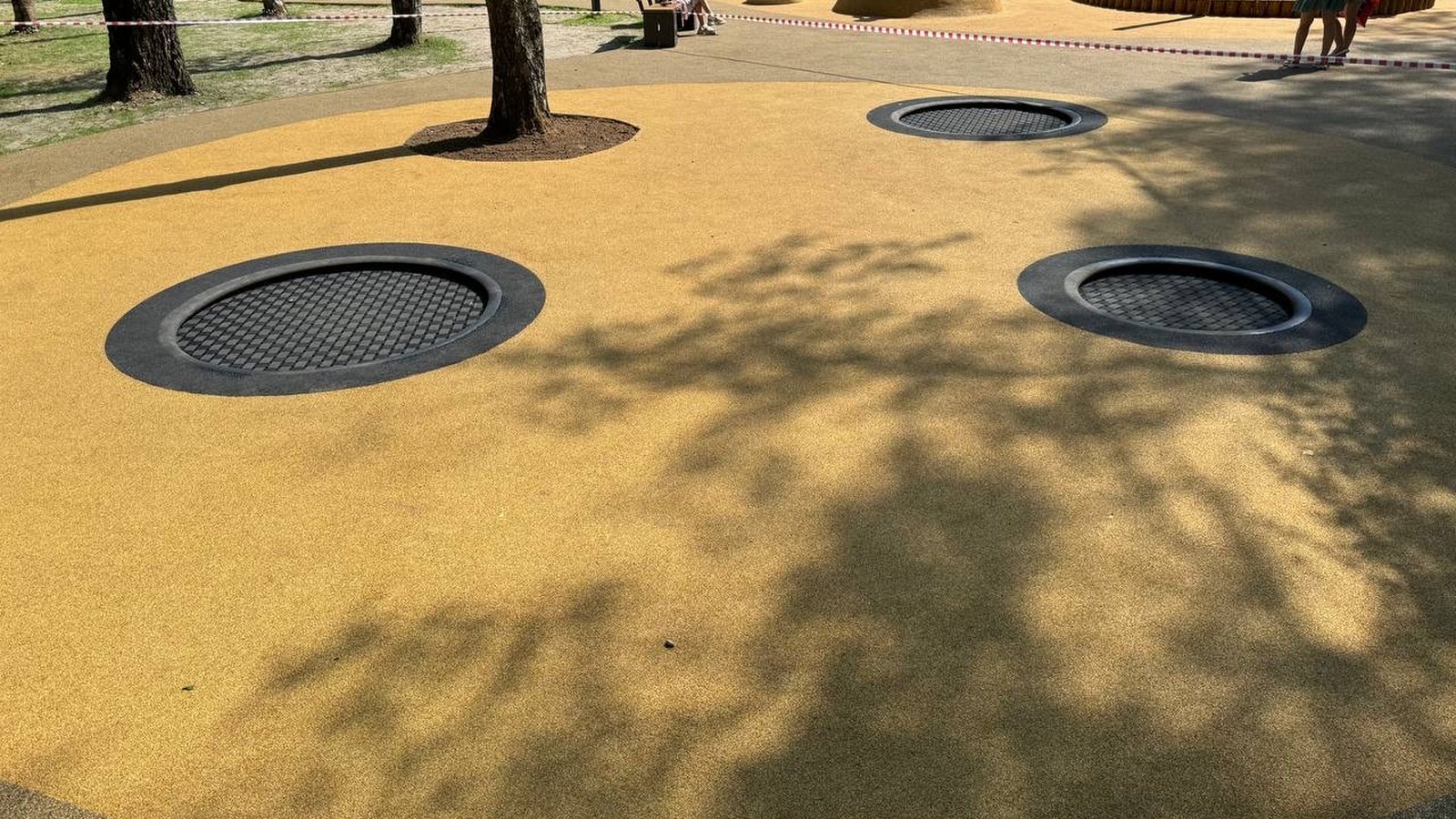 Parc public équipé de plusieurs trampolines enterrés Lapta