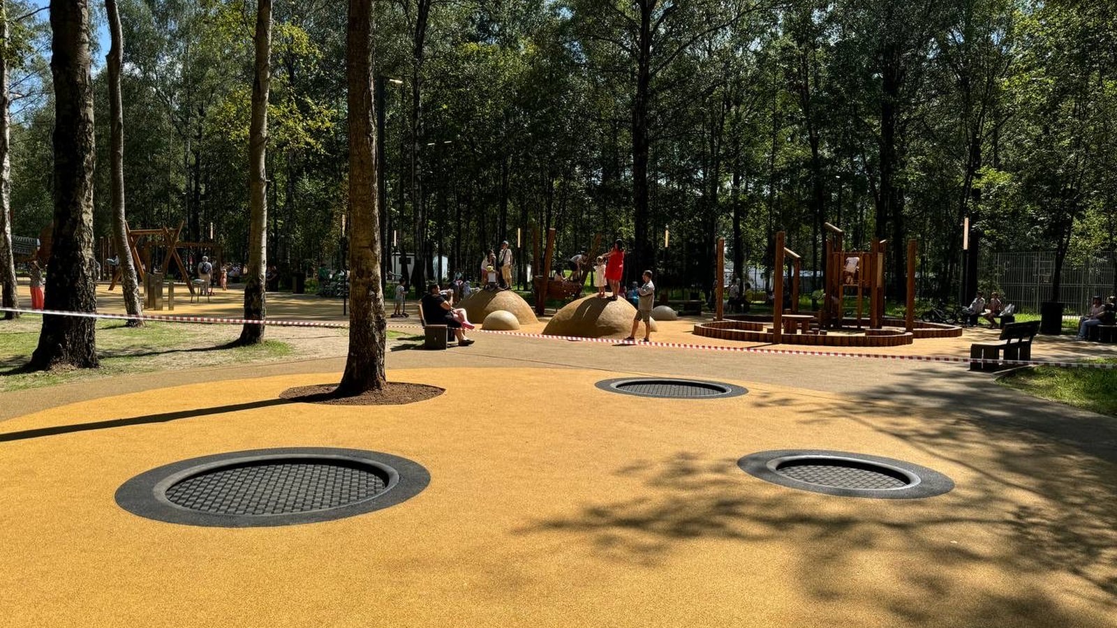 Parc équipé de trampolines enterrés Lapta installés par Playgones