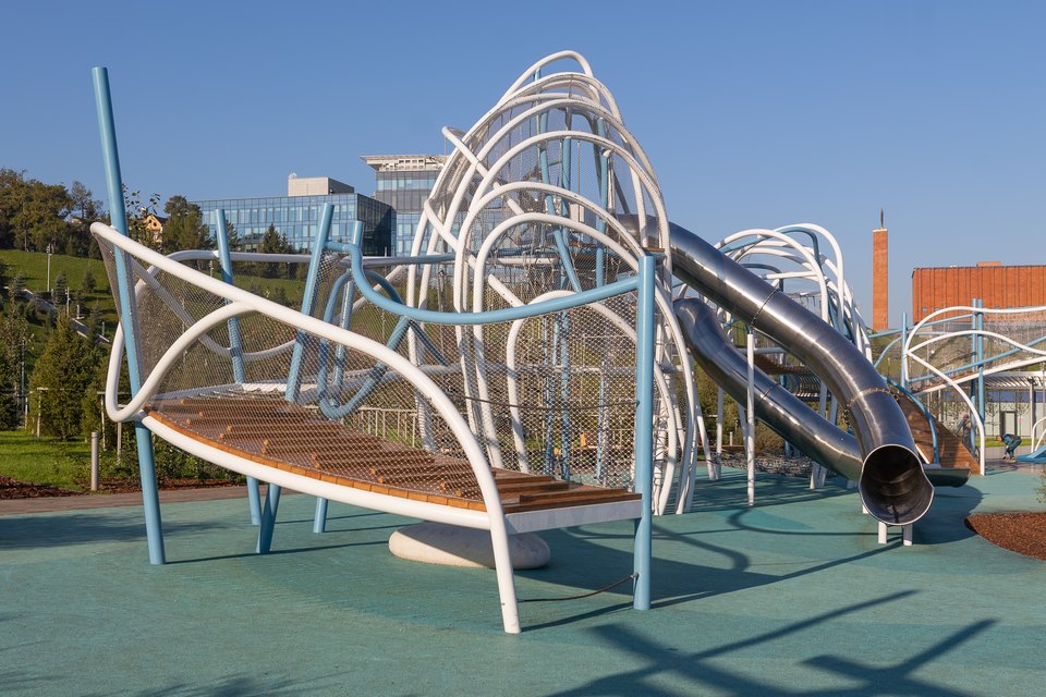 Trampoline enterré Lapta dans une plaine de jeux scolaire