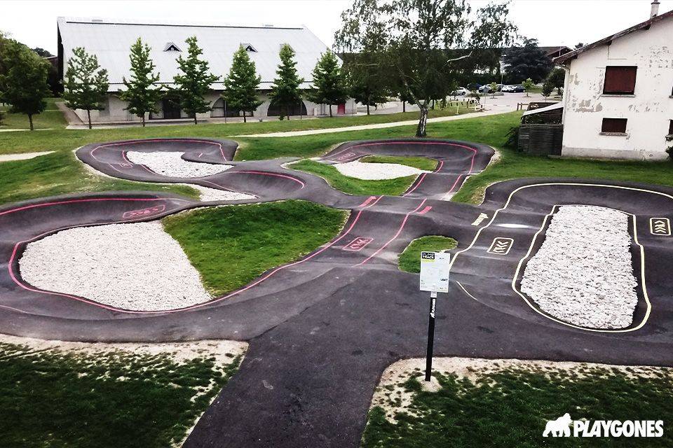 Pumptrack en enrobé de Saint-André-de-Corcy (Ain) : plusieurs boucles, marquages rouges et jaunes, îlots engazonnés