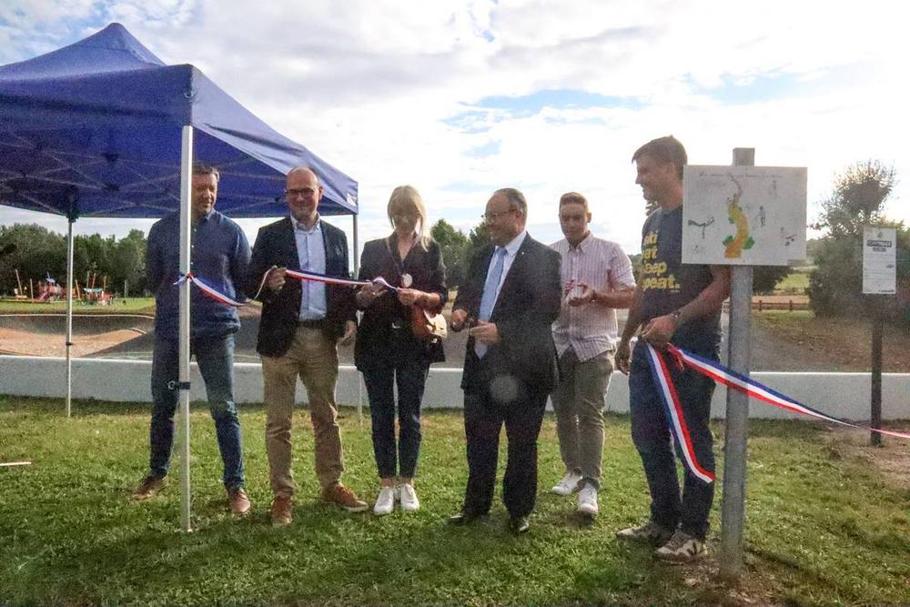 Élus et équipes Playgones coupant le ruban lors de l'inauguration d'un pumptrack en enrobé