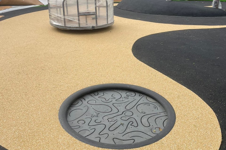 Trampoline enterré Lapta dans un sol amortissant ocre