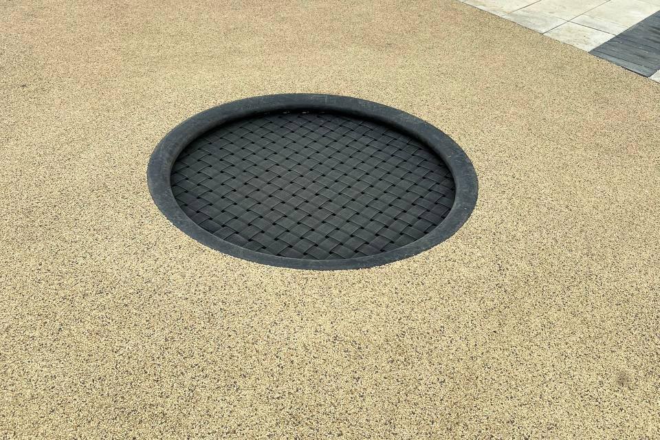 Trampoline enterré rond Lapta dans un sol coulé clair