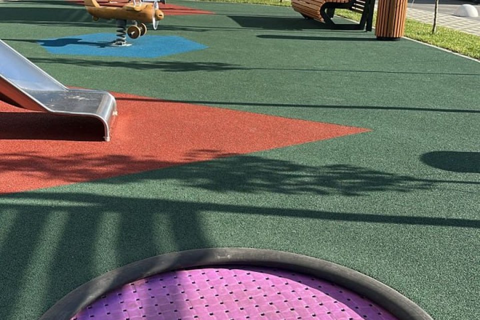 Tapis coloré personnalisé sur un trampoline enterré Lapta