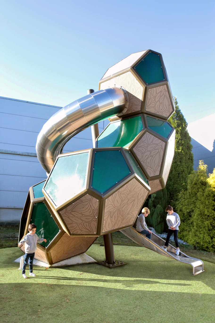 Tour de jeu Xogo en modules dodécaèdres avec toboggan inox, conçue par Galopin