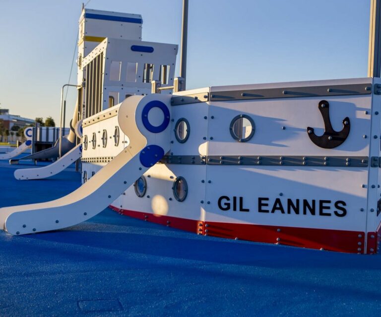 Bateau géant transformé en aire de jeux