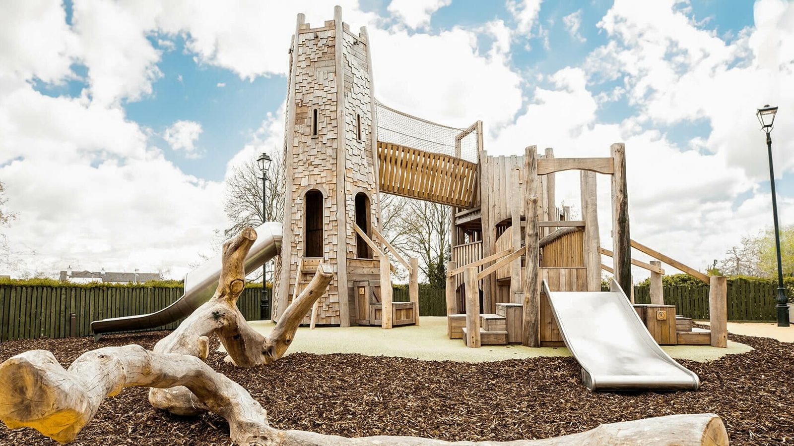 Château de jeu en bois brut sur-mesure
