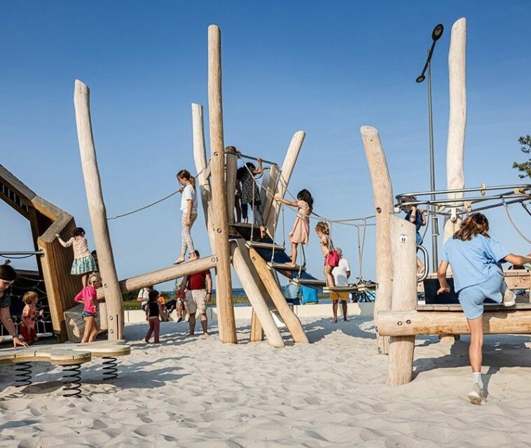 Aire de jeux en bois sur une plage