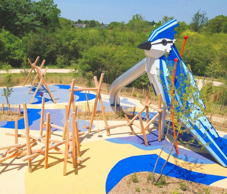 Aire de jeux sur-mesure en forme de geai bleu géant avec toboggan