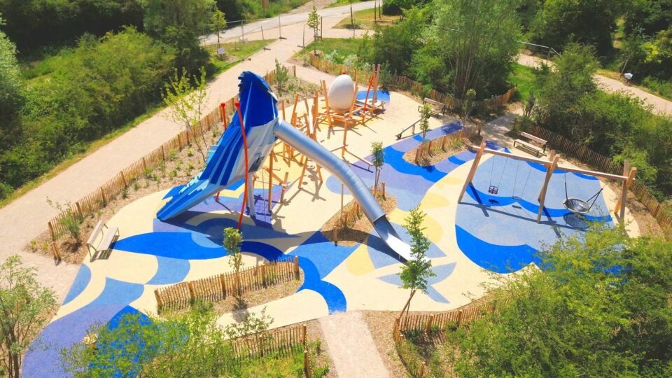 Aire de jeux extérieure pour collectivité vue du ciel, avec sol souple dessiné