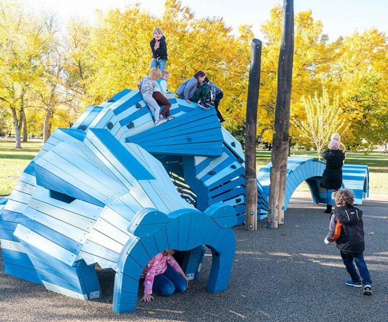 Aire de jeux thématique en forme de dragon bleu
