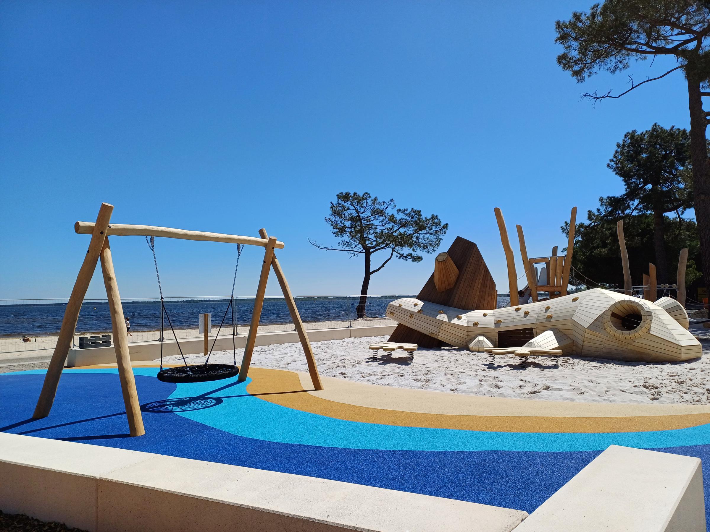 Aire de jeux en bois sur mesure terminée, en bord de lac