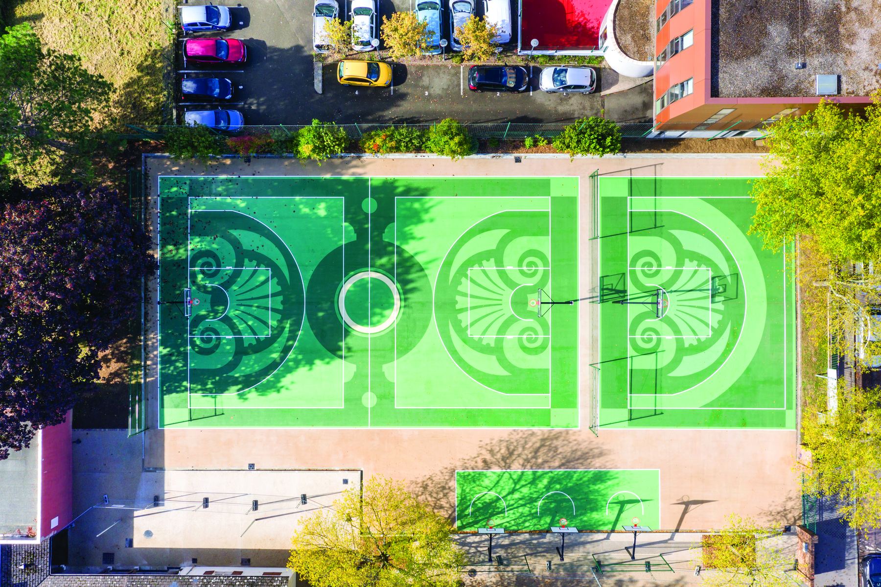 Terrain de sport peint d'une fresque, vu du ciel
