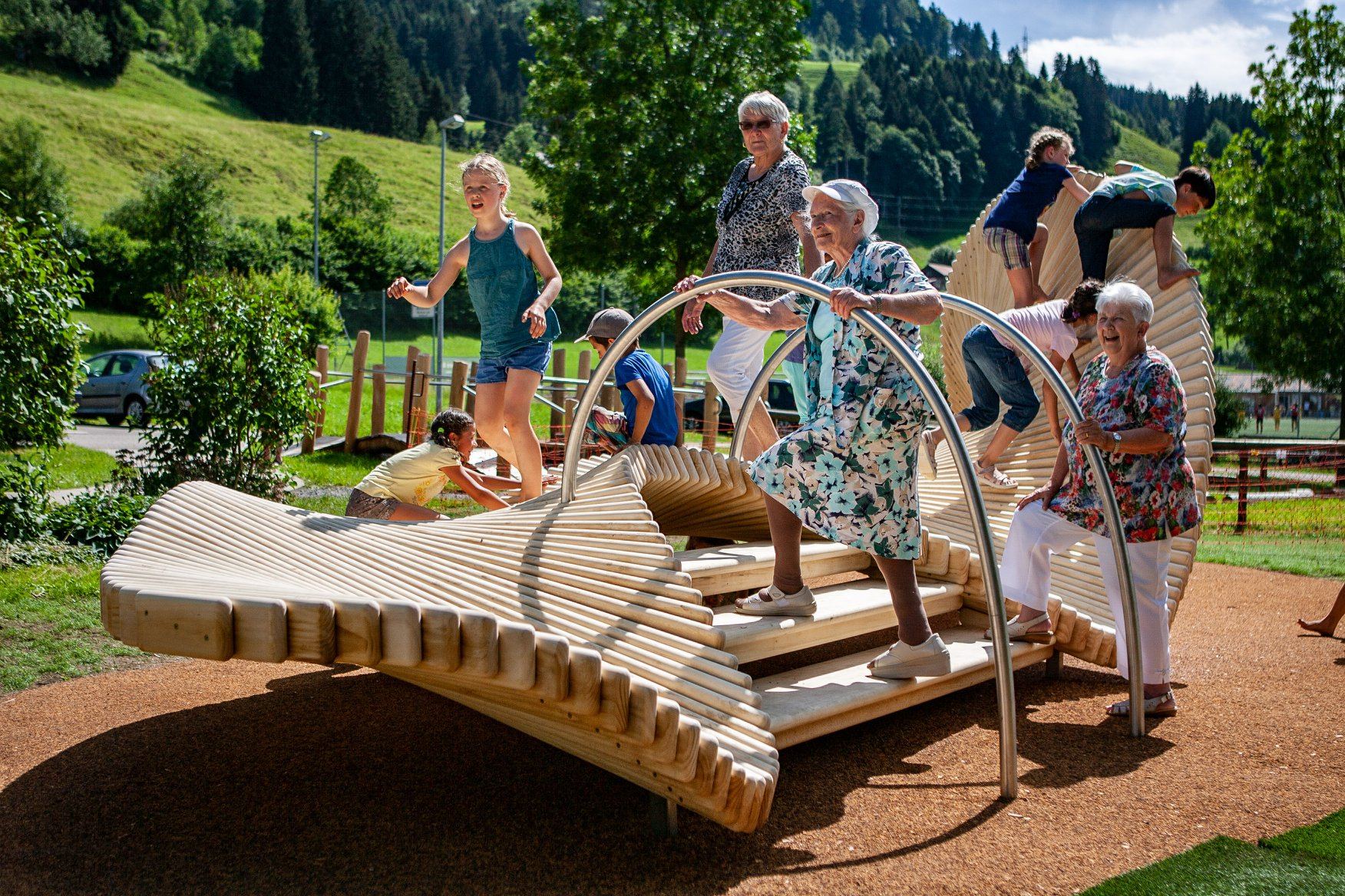 Banc vague en bois utilisé par des enfants et des seniors