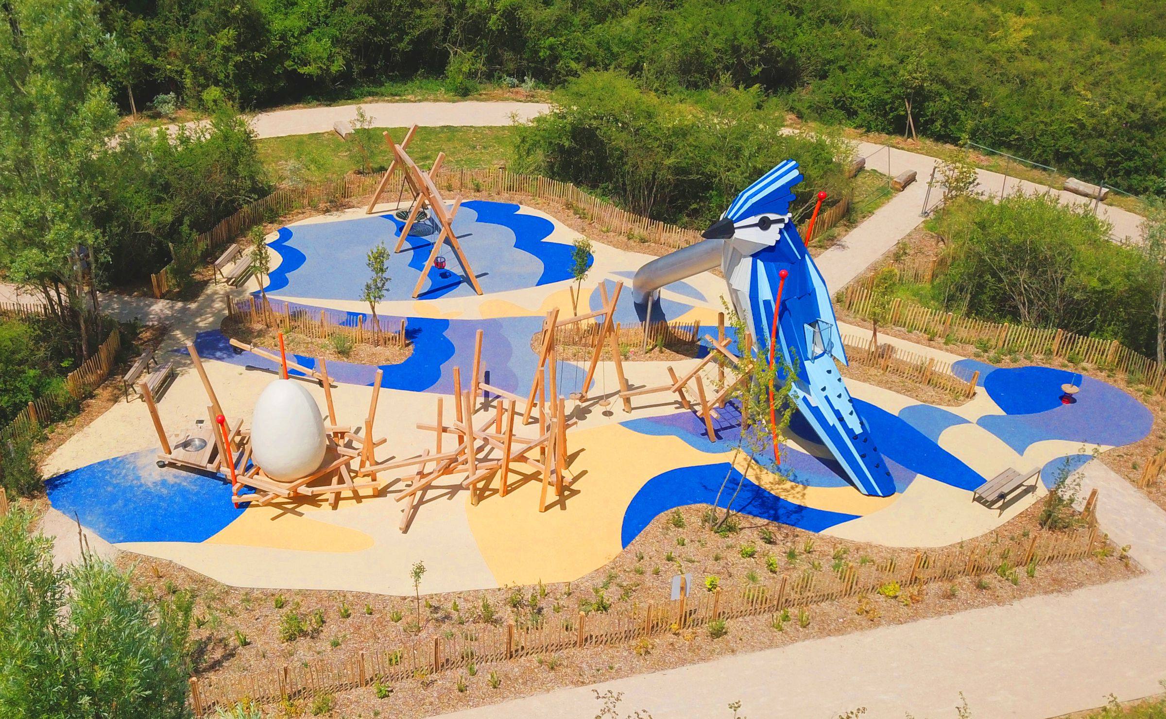 Aire de jeux sur mesure en forme d'oiseau géant, sol souple bleu