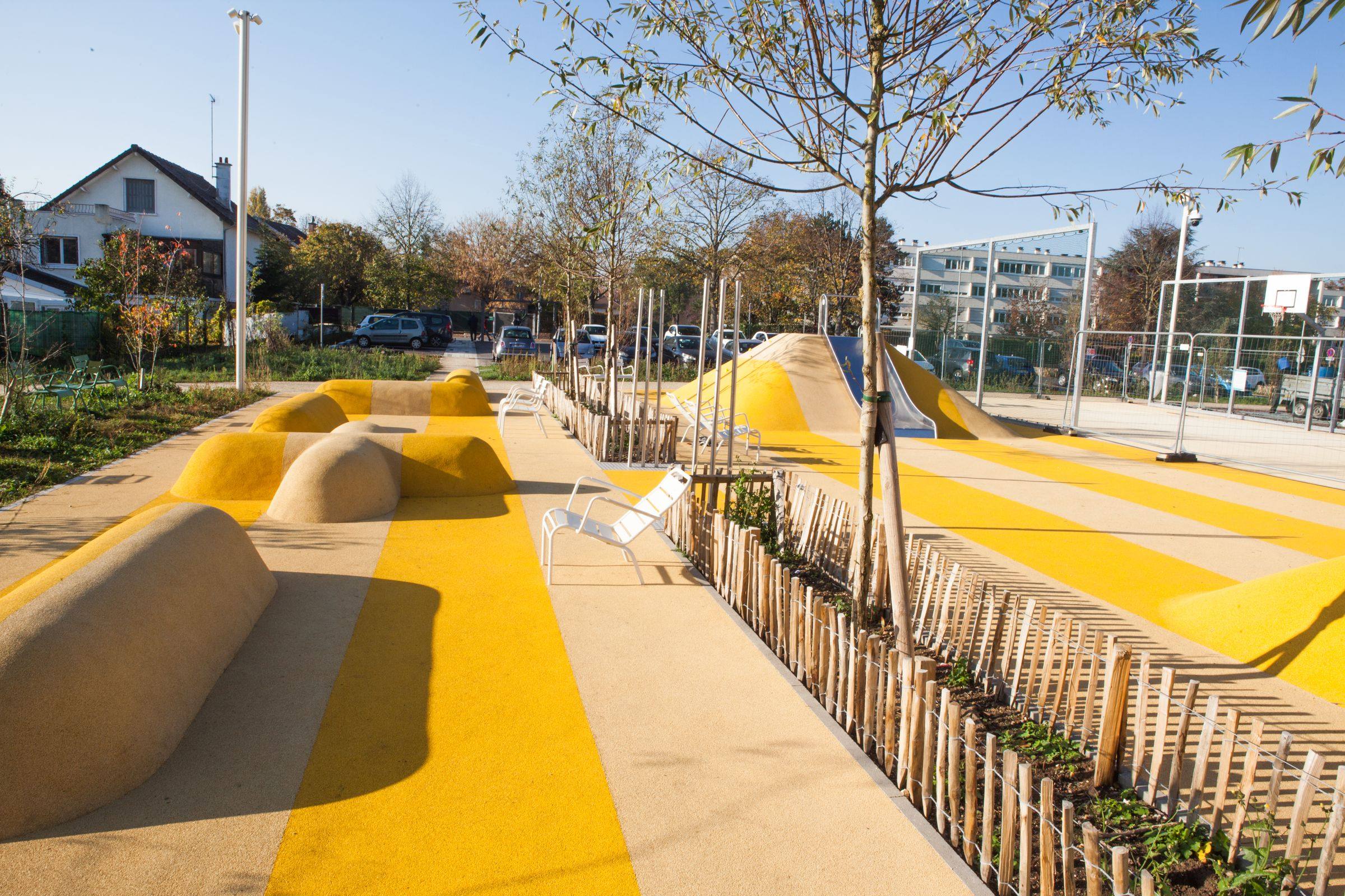 Sol souple jaune coulé en forme de rivière dans un parc