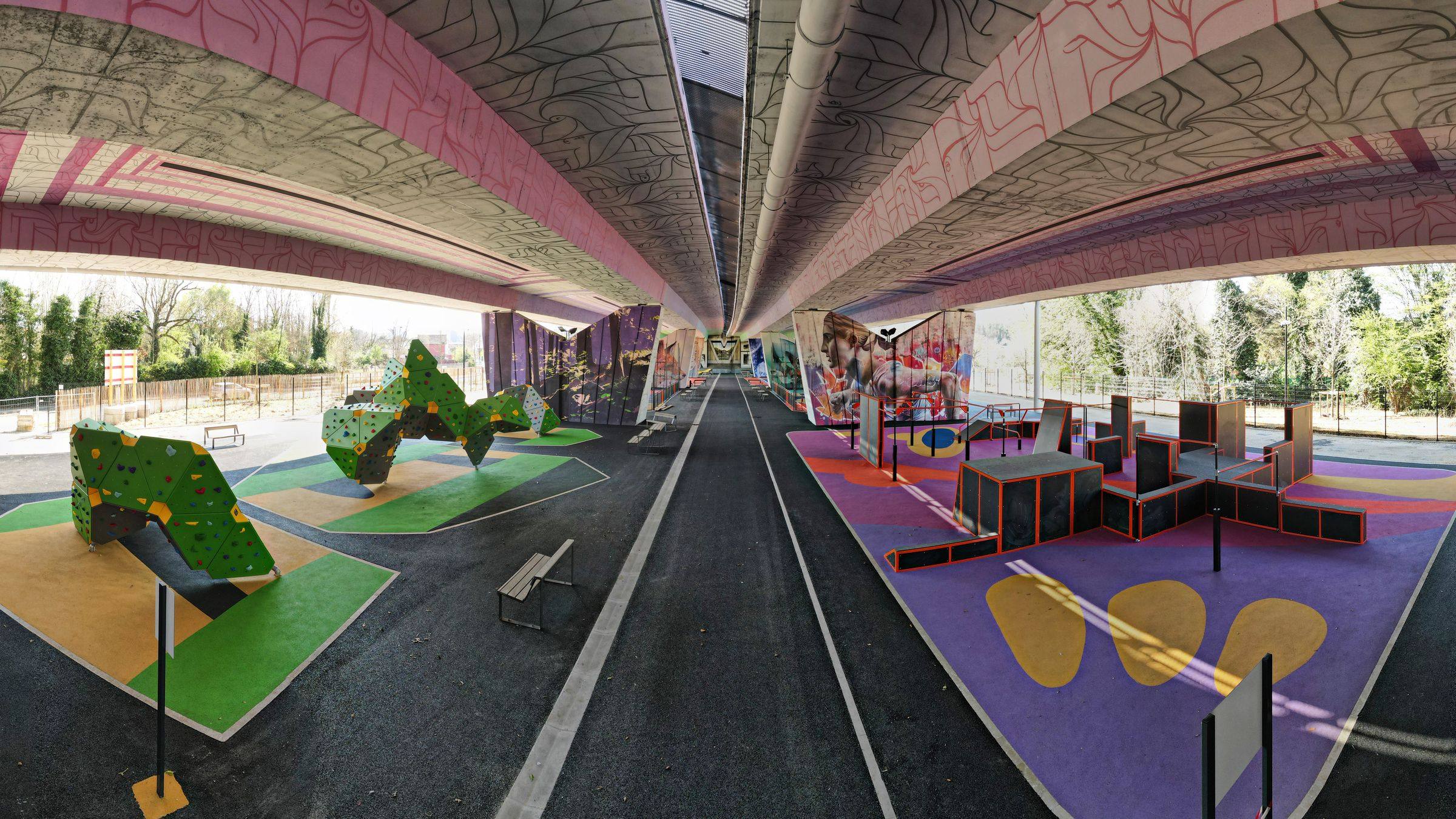 Espace couvert de sports urbains avec modules de skate et parkour