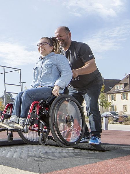 Une jeune femme en fauteuil sur un trampoline accessible