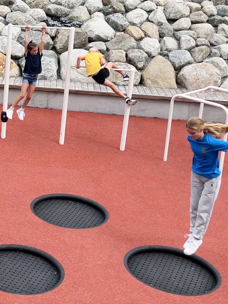 Enfants qui jouent sur un parcours d'équilibre en ville