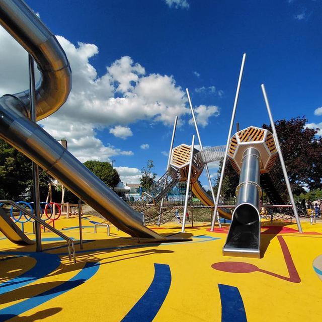 Aire de jeux avec toboggans et sol coloré