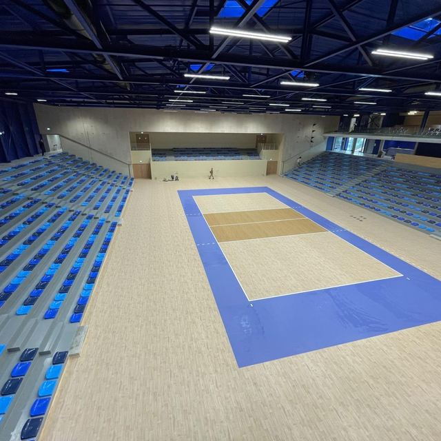 Gymnase avec tribunes bleues