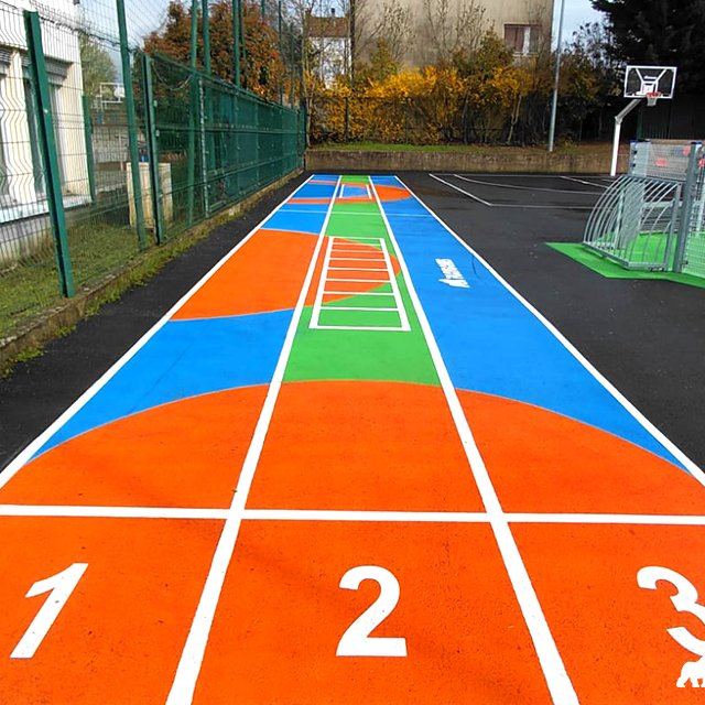 Piste de sprint peinte dans une cour d'école