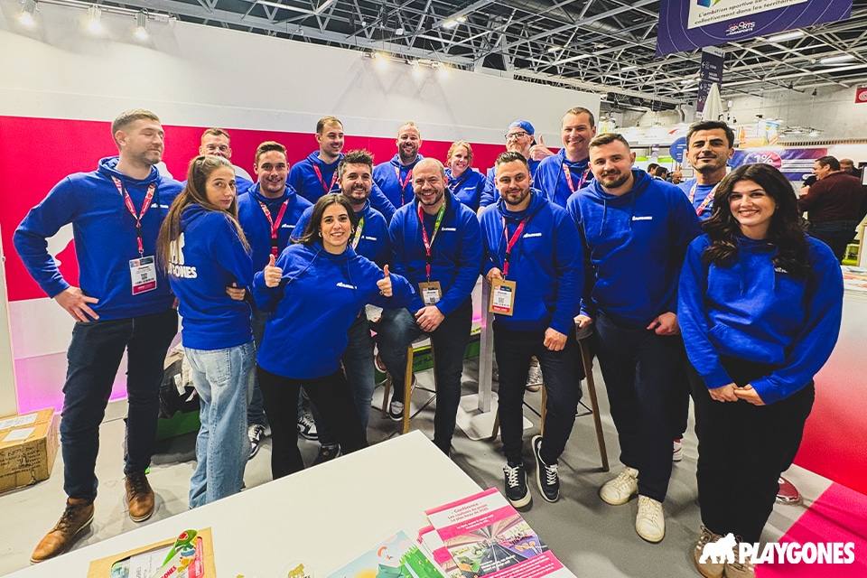 L'équipe Playgones en bleu sur le stand, Salon des Sports 2025