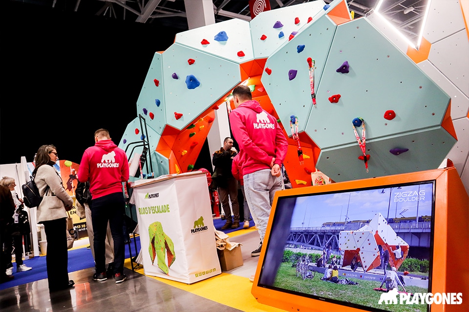 L'équipe Playgones en rose sur le stand escalade, Salon des Sports 2025